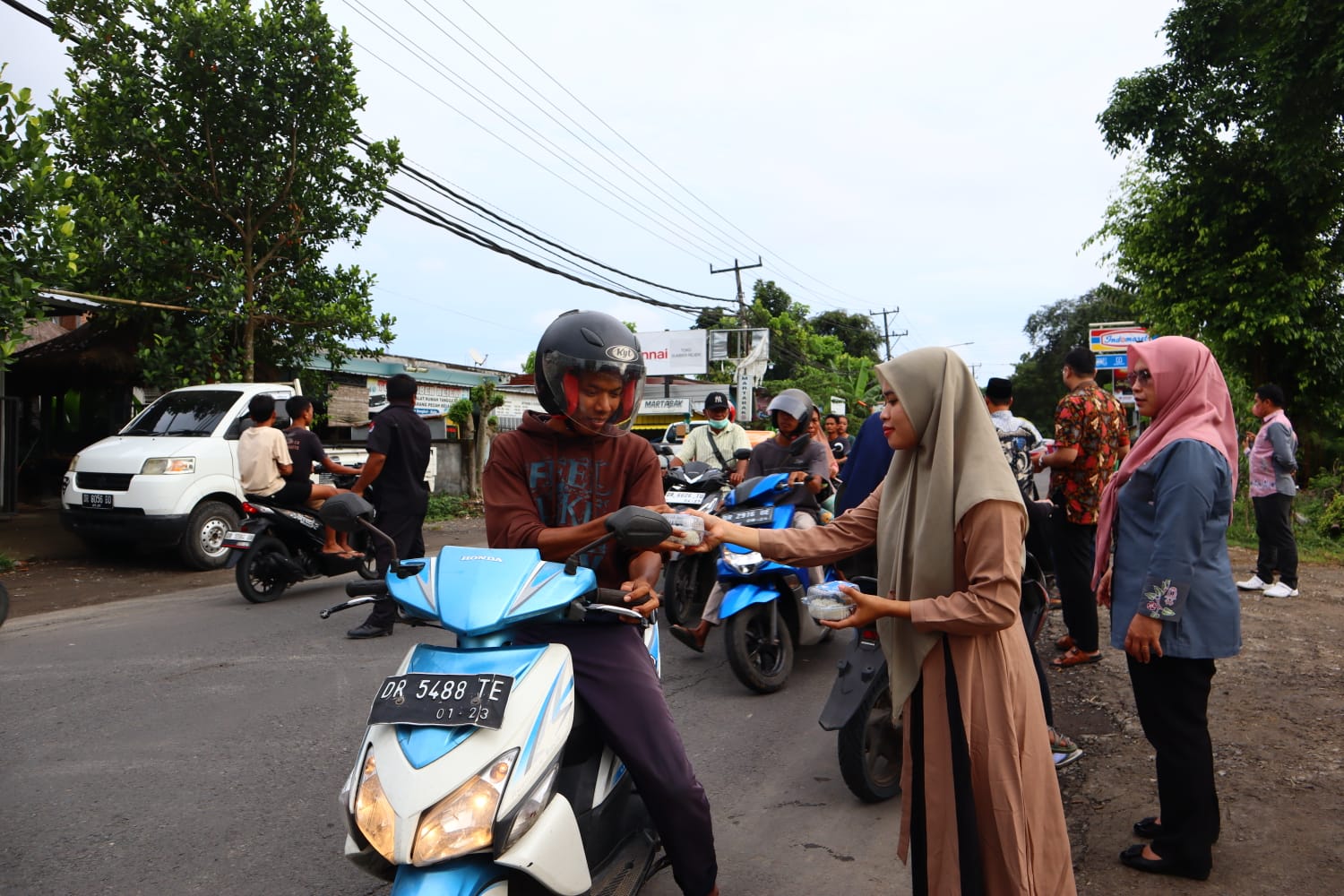 RS Mandalika Provinsi NTB Bagikan Ratusan Takjil Gratis