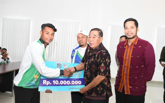 Bupati Djohan Serahkan Bonus Pada Atlet KLU Peraih Medali Porprov XI 2023