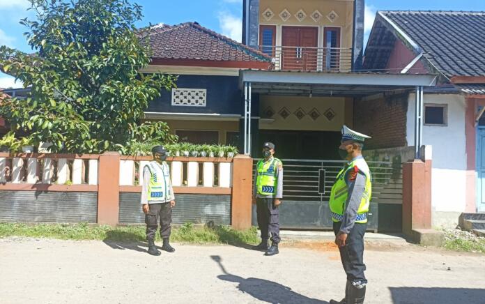 Polres Lombok Tengah Patroli Rumah Kosong Yang Ditinggalkan Mudik Lebaran 2023