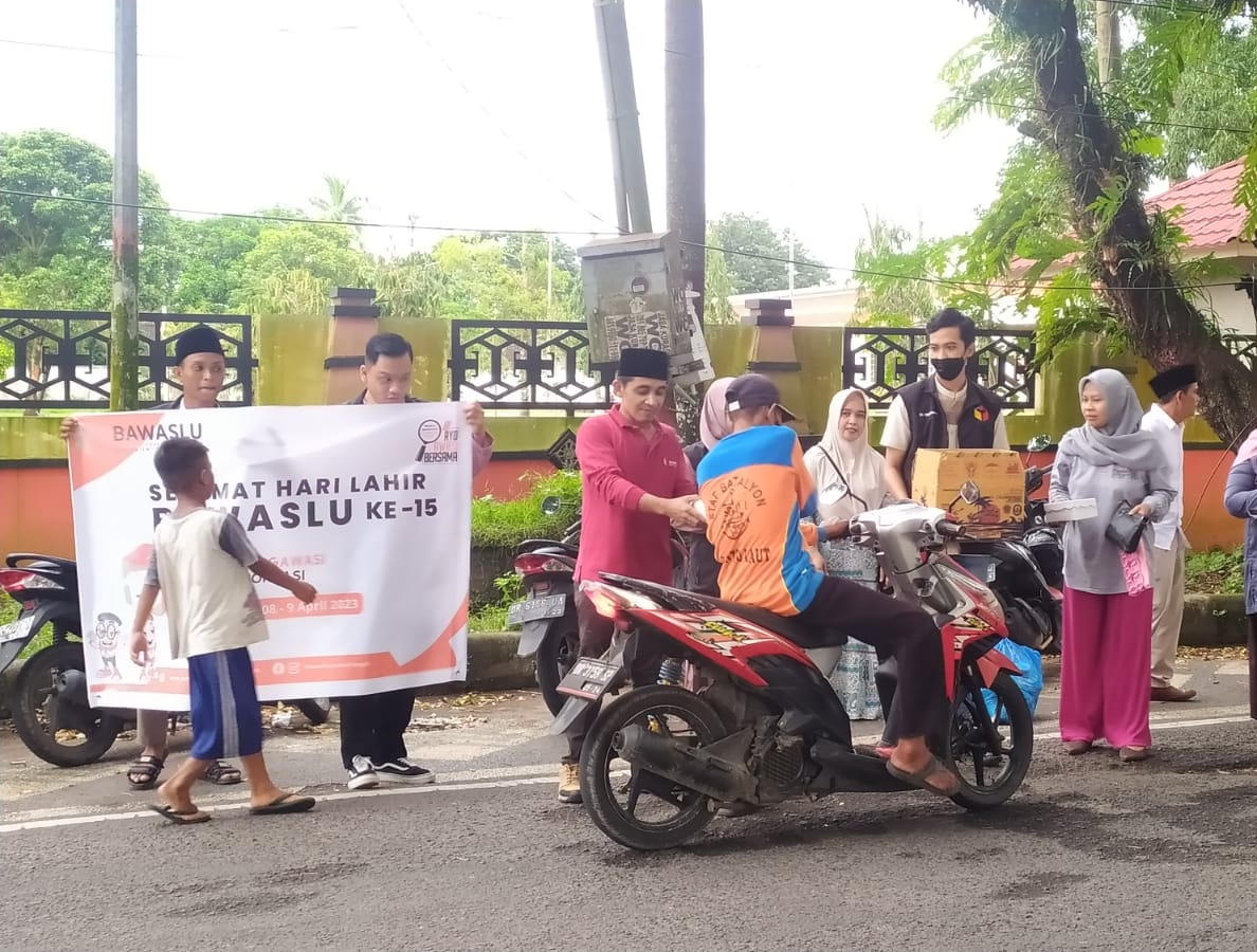 Peringati Harlah ke-15, Bawaslu Lombok Tengah Bagi-Bagi Takjil
