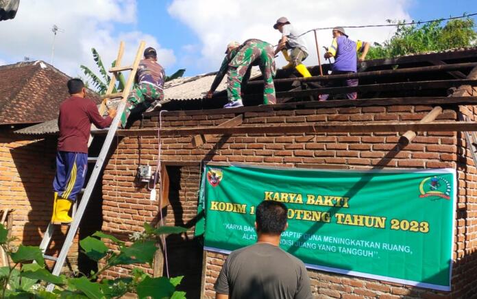 Karya Bakti: Kodim Lombok Tengah Ronovasi Rumah Warga Tidak Layak Huni