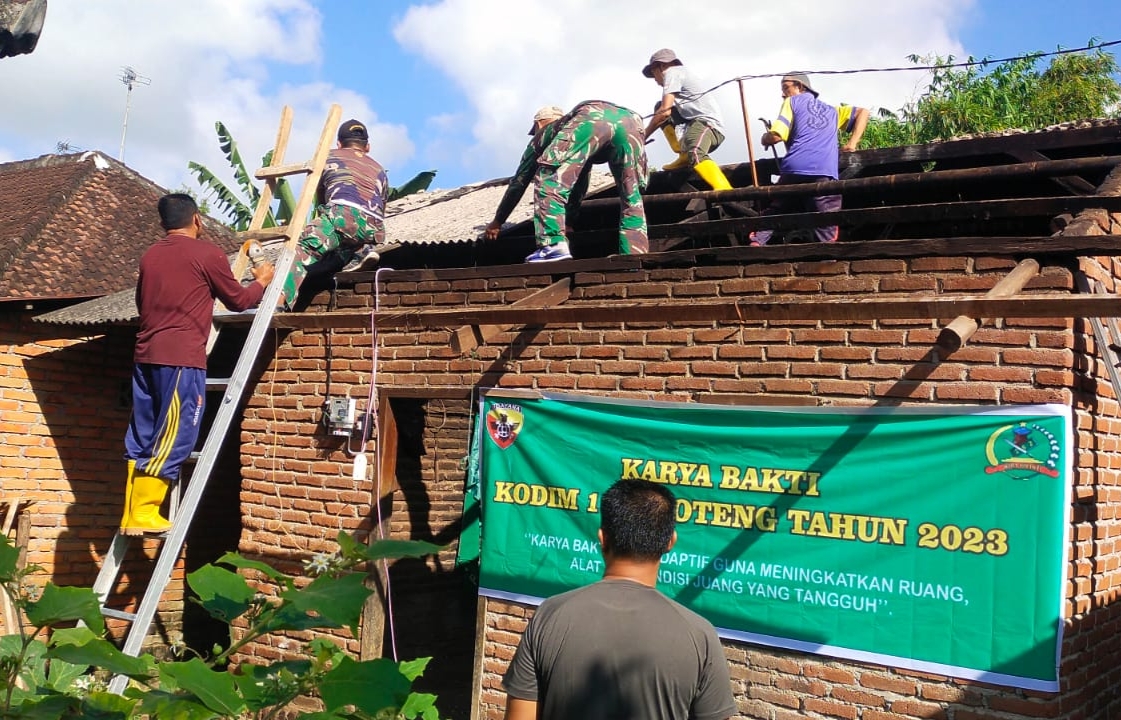 Karya Bakti: Kodim Lombok Tengah Ronovasi Rumah Warga Tidak Layak Huni