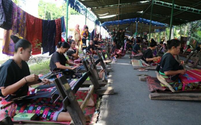 2023 Perajin Tenun Akan Ikuti Festival Begawe Jelo Nyensek Desa Sukarara