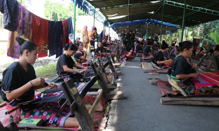 2023 Perajin Tenun Akan Ikuti Festival Begawe Jelo Nyensek Desa Sukarara