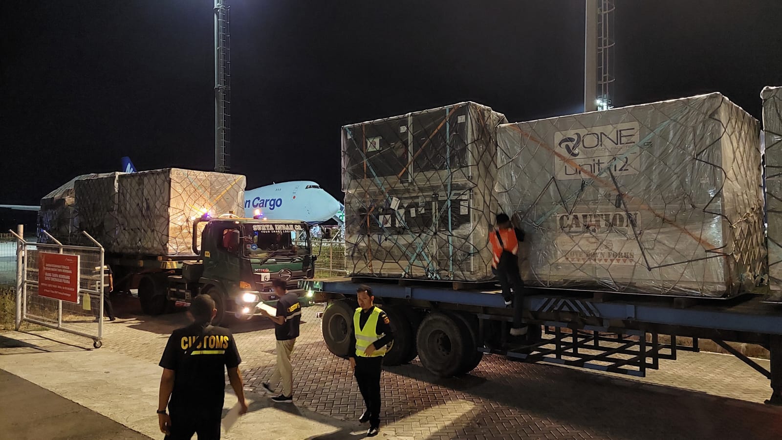 111 Ton Kargo Logistik MotoGP 2023 Tiba di Bandara Lombok