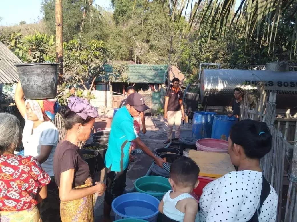 Pemprov NTB Distribusikan Air Bersih ke Masyarakat