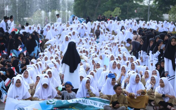 Ribuan Santri Padati Alun-alun Tastura Kota Praya Peringati Hari Santri Nasional 2023