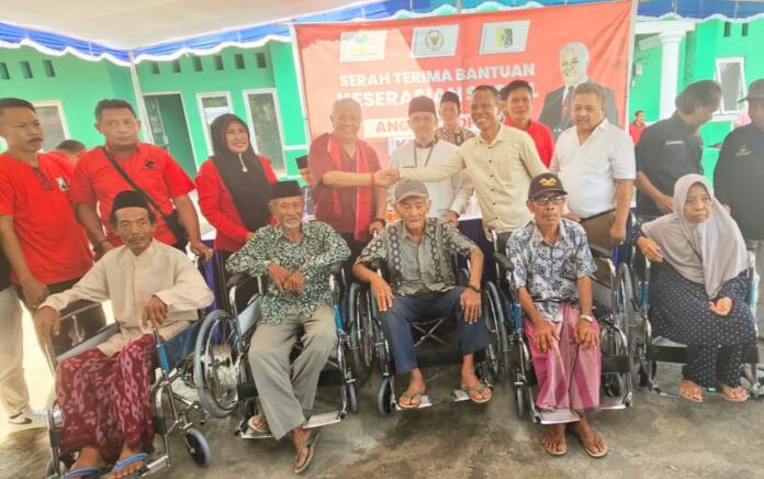 Rachmat Hidayat Beri Bantuan Kursi Roda Untuk Warga Penyandang Disabilitas