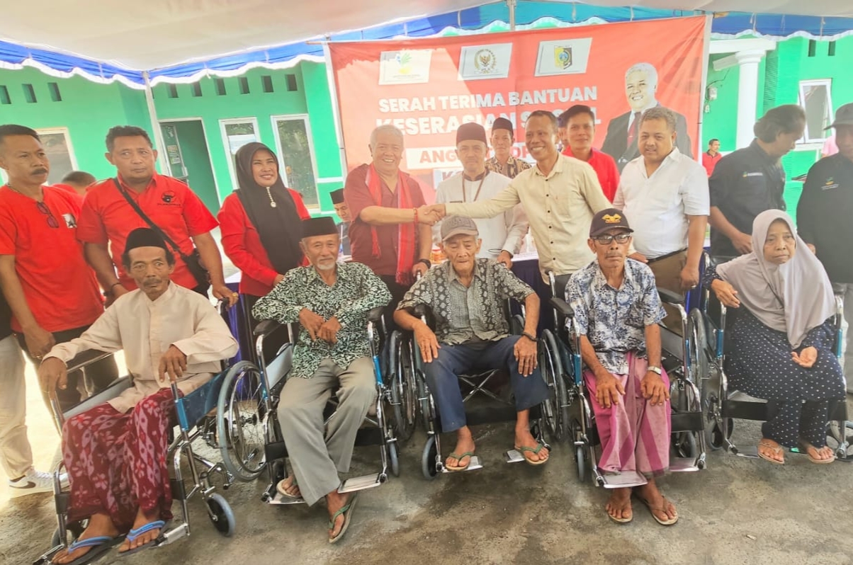 Rachmat Hidayat Beri Bantuan Kursi Roda Untuk Warga Penyandang Disabilitas