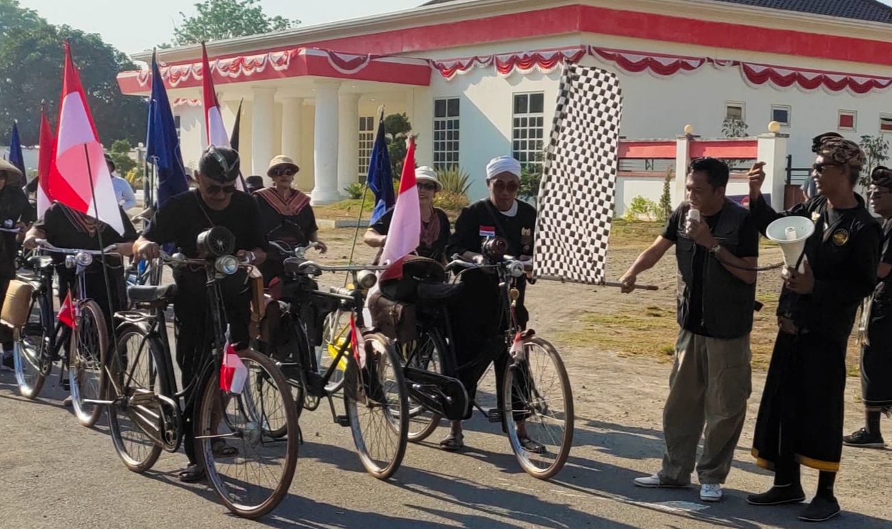 Dilepas Bupati Pathul Bahri, Kirab Bendera Pecinta Sepeda Ontel Meriahkan HUT Lombok Tengah