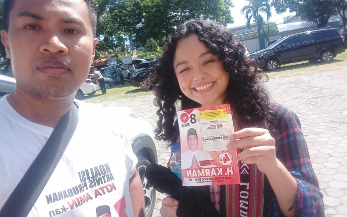 Antusias, Relawan Karman PKS Bagi Stiker Hingga ke Tangan Putri Anies Baswedan