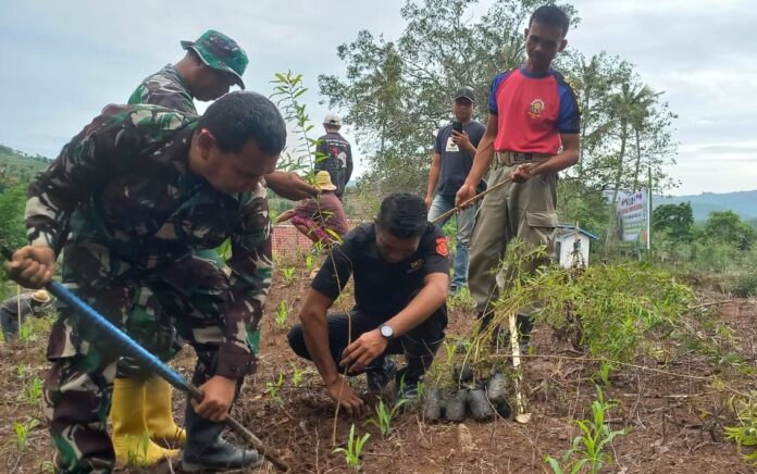 Anggota TNI Bersama Gema Alam NTB Inisiasi Tanam Pohon Pelindung di Desa Pandan Indah