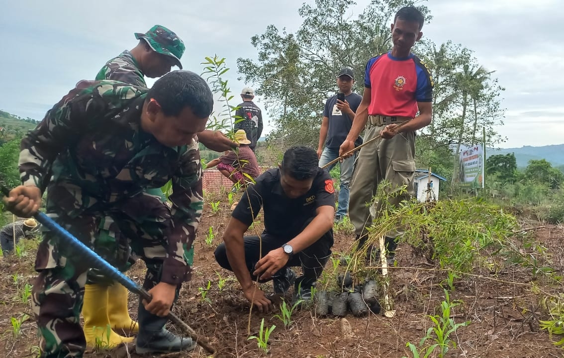 Anggota TNI Bersama Gema Alam NTB Inisiasi Tanam Pohon Pelindung di Desa Pandan Indah