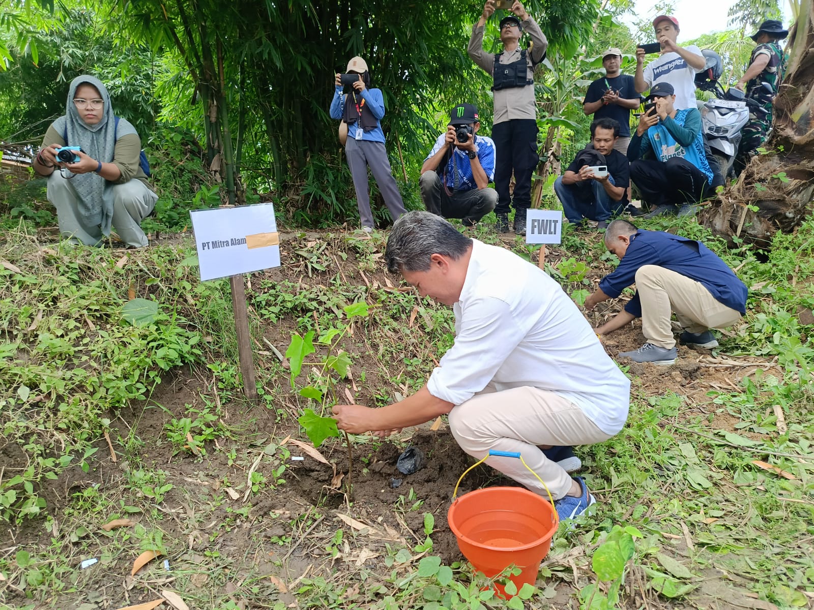 Forum Wartawan Lombok Tengah Tanam Pohon di Desa Wisata Selong Belanak