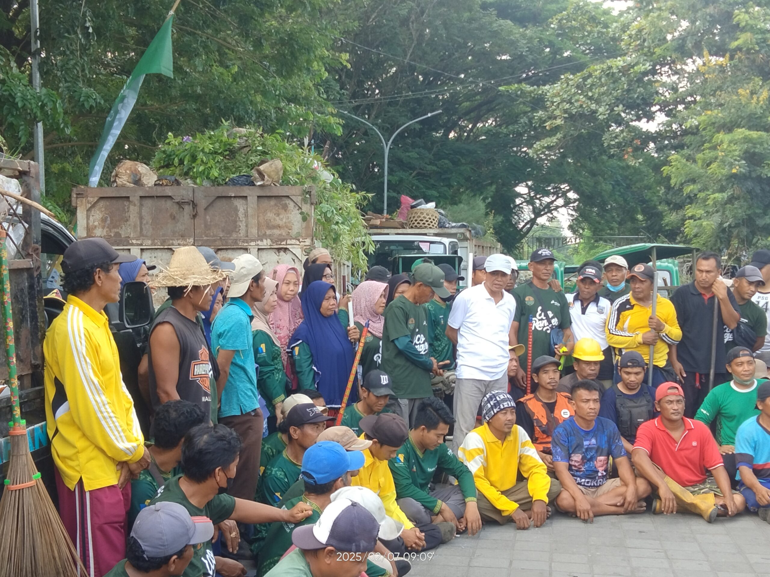 Hari Peduli Sampah 2025, Bupati Lombok Tengah Ajak OPD Gotong Royong Bersih-bersih