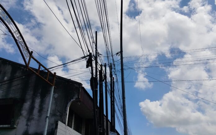 Dinilai Mengganggu, Pemkab Lombok Tengah Akan Tertibkan Kabel Internet Semerawut