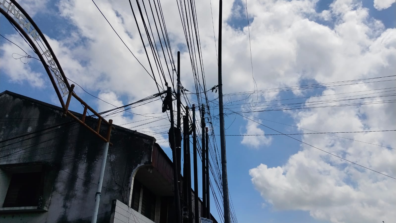 Dinilai Mengganggu, Pemkab Lombok Tengah Akan Tertibkan Kabel Internet Semerawut Dinilai Mengganggu, Pemkab Lombok Tengah Akan Tertibkan Kabel Internet Semerawut