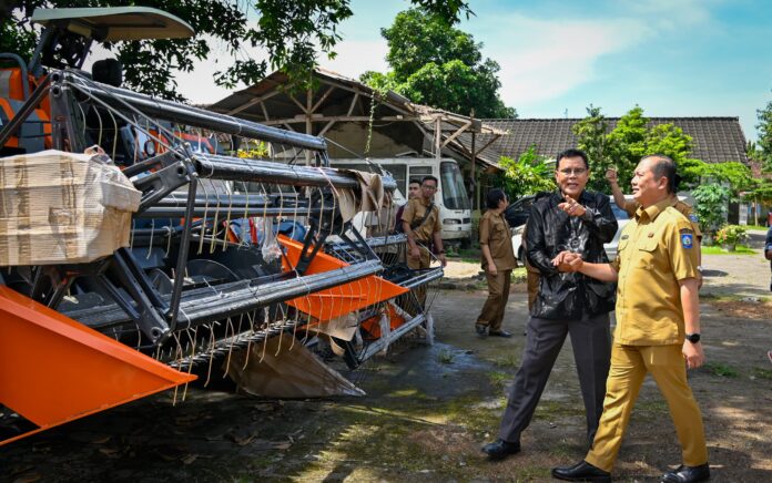 Gubernur NTB Serahkan Bantuan Combine Harvester di Sumbawa