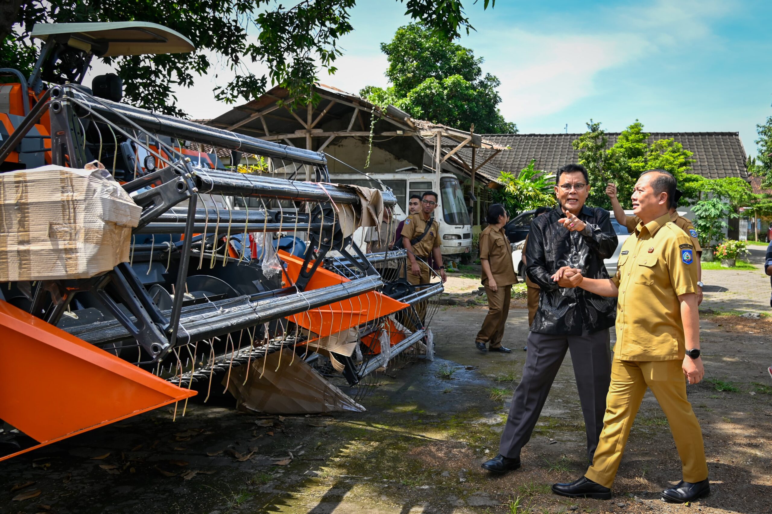 Gubernur NTB Serahkan Bantuan Combine Harvester di Sumbawa
