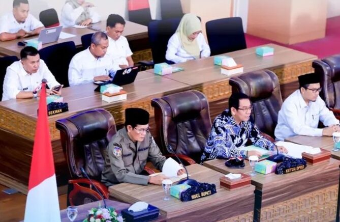DPRD Lombok Tengah Gelar Rapat Paripurna Penyampaian Pandangan Fraksi Terkait Dua Raperda