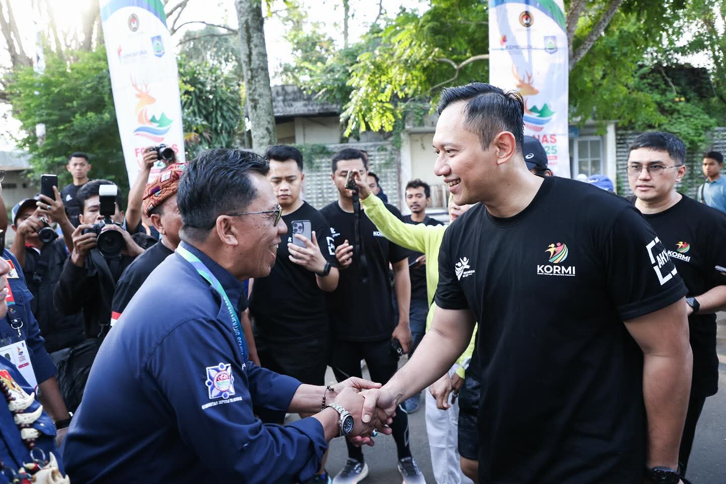 Dampingi Menko AHY Serahkan Sertifikat PTSL, Bupati LAZ: Lombok Barat Siap Bersinergi Dengan Pusat Dampingi Menko AHY Serahkan Sertifikat PTSL, Bupati LAZ: Lombok Barat Siap Bersinergi Dengan Pusat