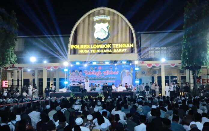 ‎Ribuan Masyarakat Padati Tabligh Akbar Ustadz Das'ad Latif di Polres Lombok Tengah‎