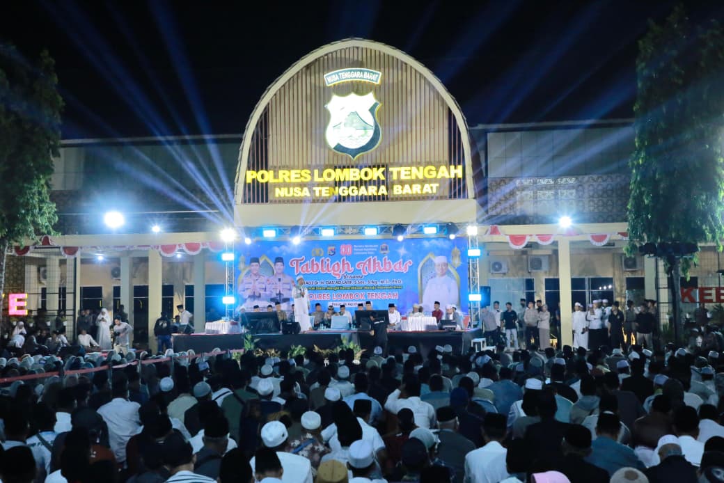 Ribuan Masyarakat Padati Tabligh Akbar Ustadz Das'ad Latif di Polres Lombok Tengah Ribuan Masyarakat Padati Tabligh Akbar Ustadz Das'ad Latif di Polres Lombok Tengah