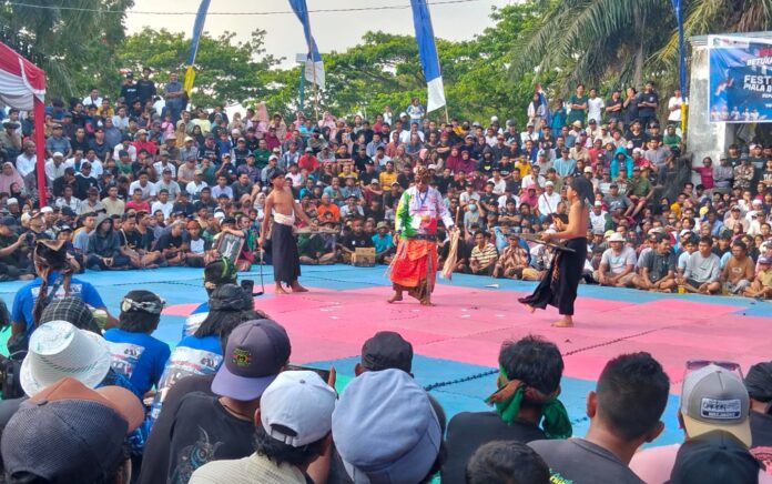 Bupati Lombok Barat LAZ: Peresean Harus Hidup, Berkembang dan Jadi Cabor
