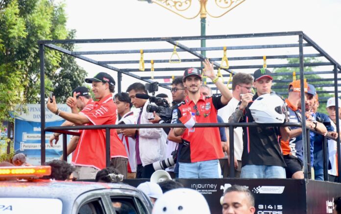 12 Pembalap Meriahkan Parade MotoGP 2025