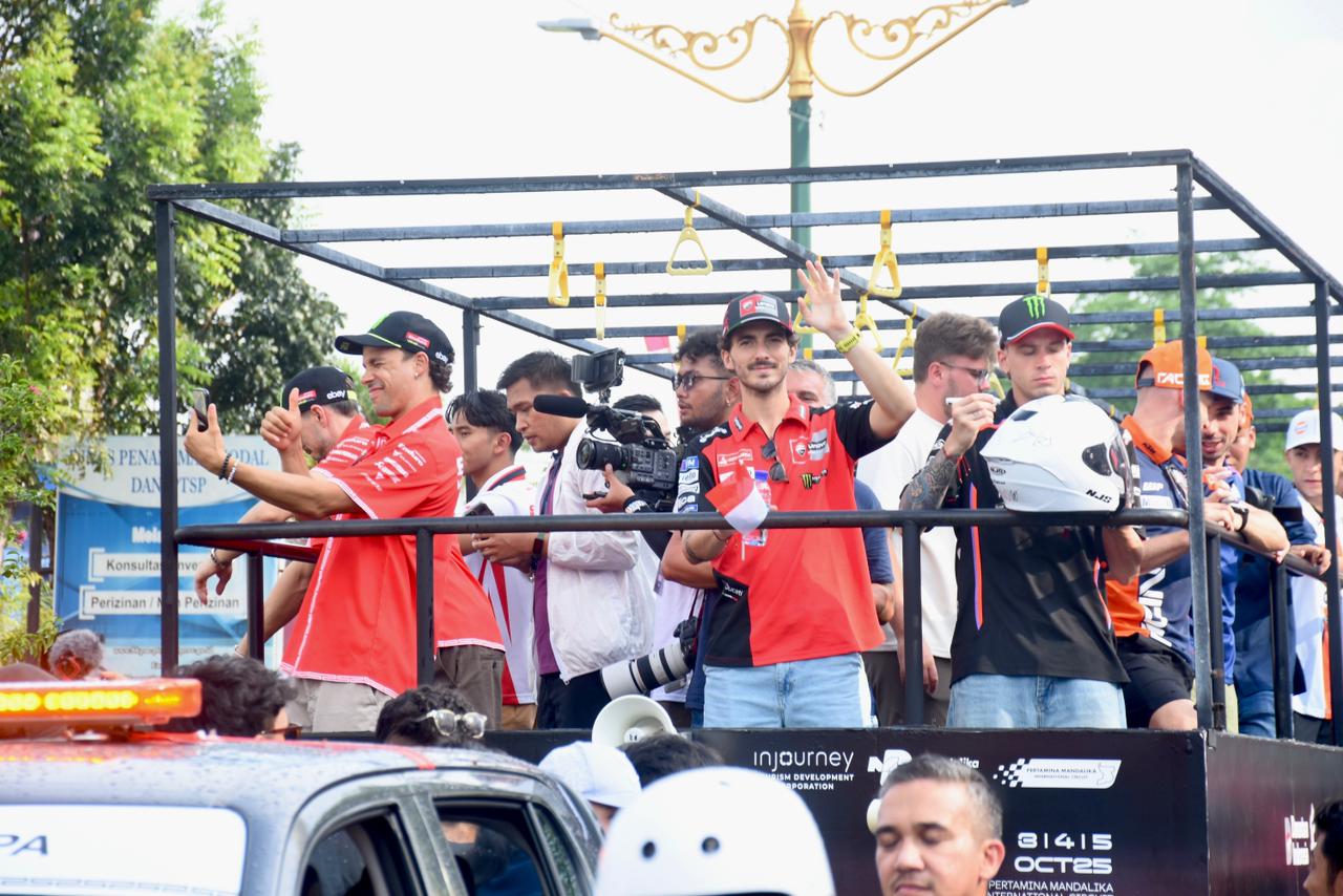 12 Pembalap Meriahkan Parade MotoGP 2025