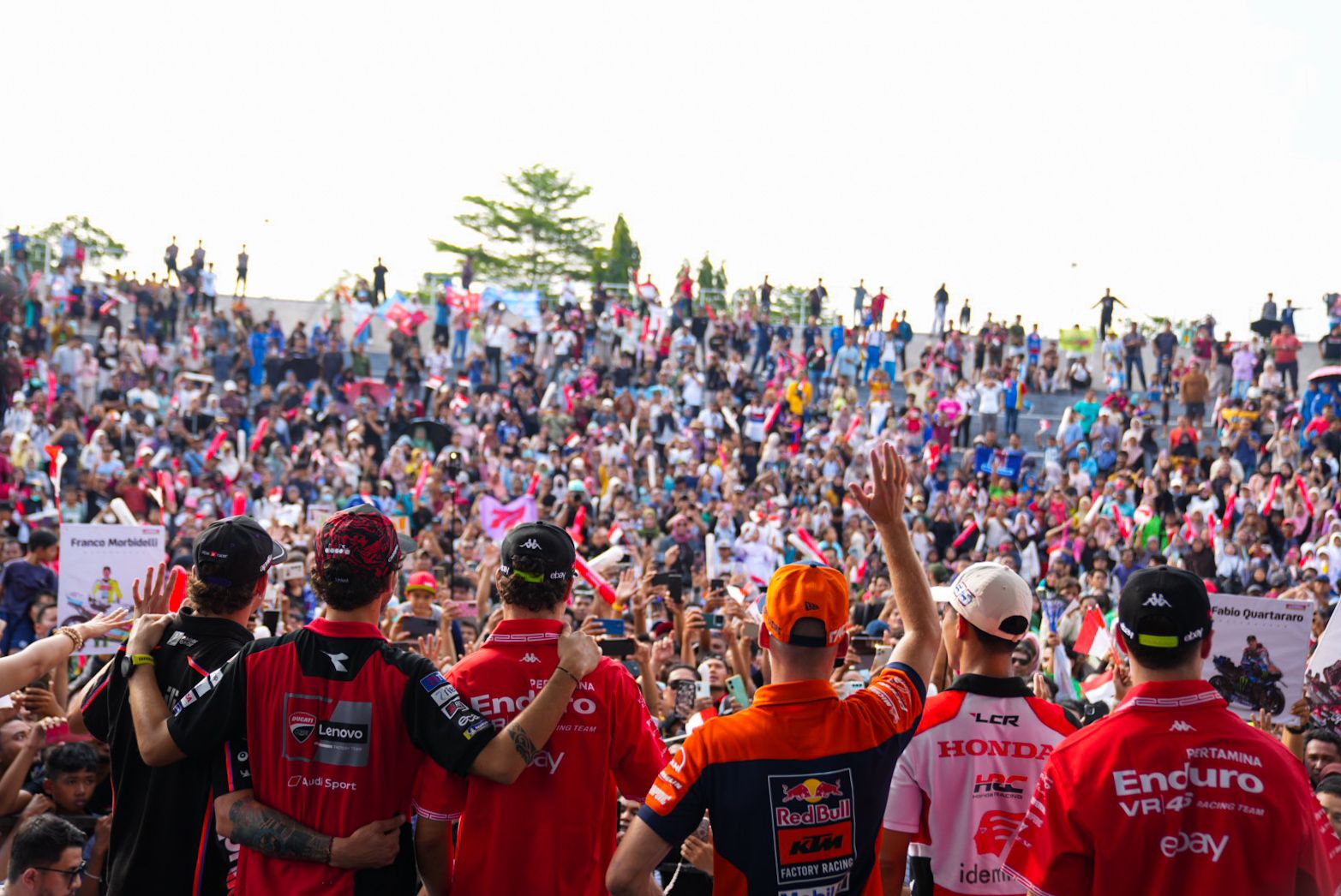 Warga Lombok Antusias Ramaikan Parade Riders MotoGP 2025