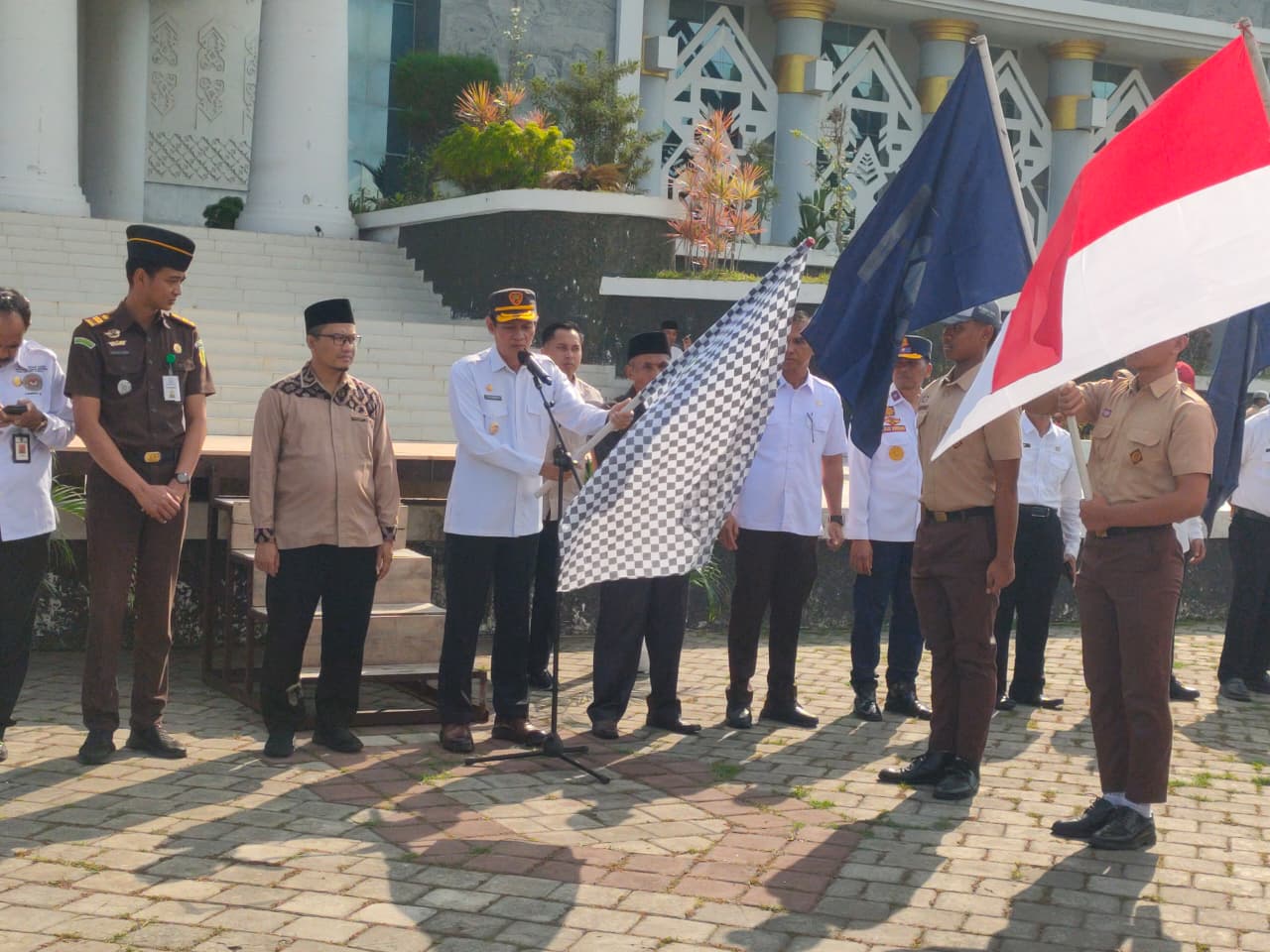 Wakil Bupati Lepas Kirab Pataka HUT Ke-80 Lombok Tengah